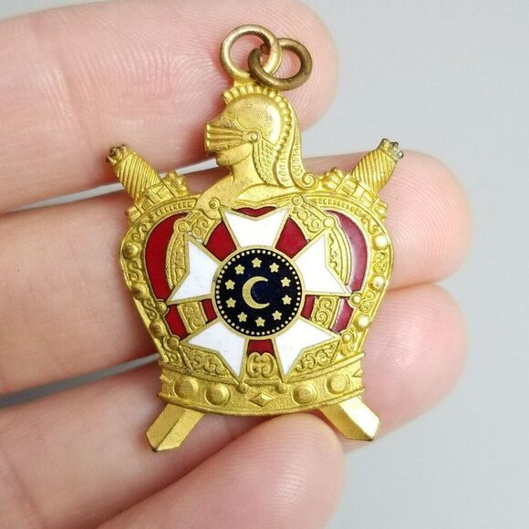 Vintage DeMolay Badge Charm Pendant, Gold Tone Enamel Masonic Mason Youth Estate - Picture 1 of 6